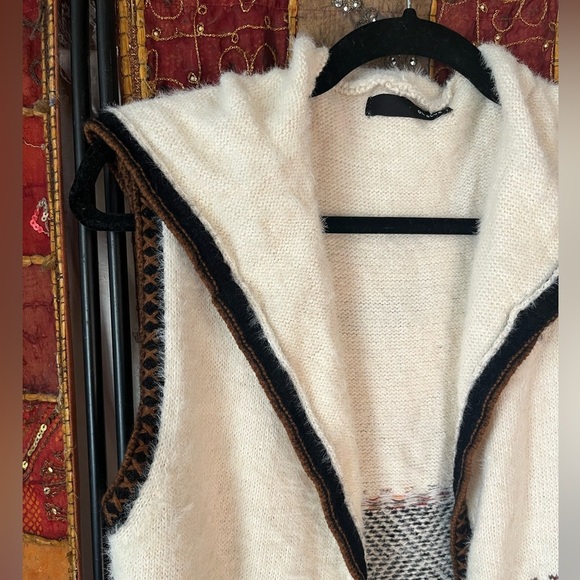 On Blue - Sleeveless Hooded Tribal Pattern Vest - Picture 2 of 8